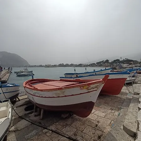 Mondello Bed & بيت ضيافة 3*